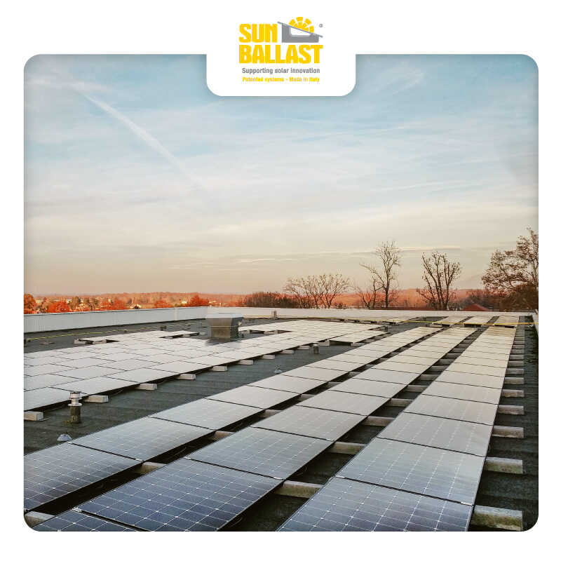 <b>Instalación fotovoltaica sobre techo plano: características y soluciones</b>