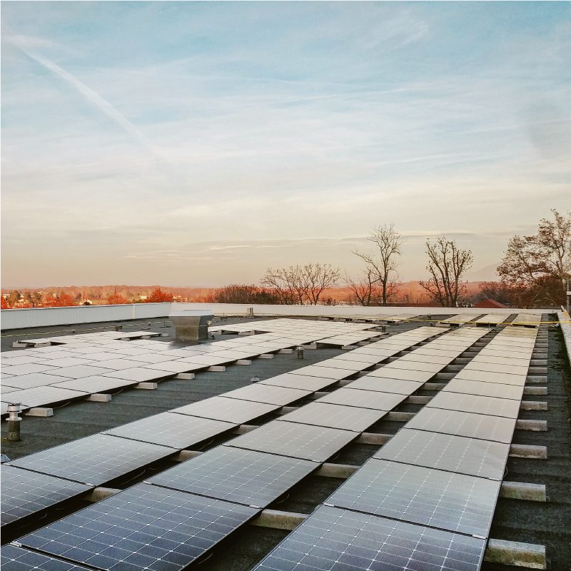 Instalación fotovoltaica sobre techo plano: características y soluciones